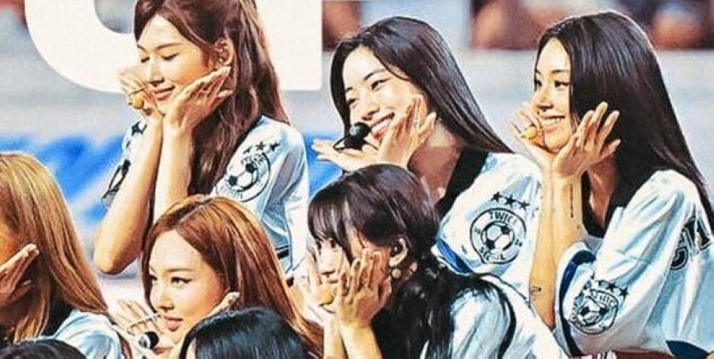 Twice %d8%a7%d9%84%d8%a3%d9%88%d9%84%d9%89 %d8%a8%d9%8a%d9%84%d8%a8%d9%88%d8%b1%d8%af %d9%8a%d9%83%d8%b4%d9%81 %d8%b9%d9%86 %d8%a3%d8%a8%d8%b1%d8%b2 %d8%a7%d9%84%d8%a3%d9%84%d8%a8%d9%88%d9%85
