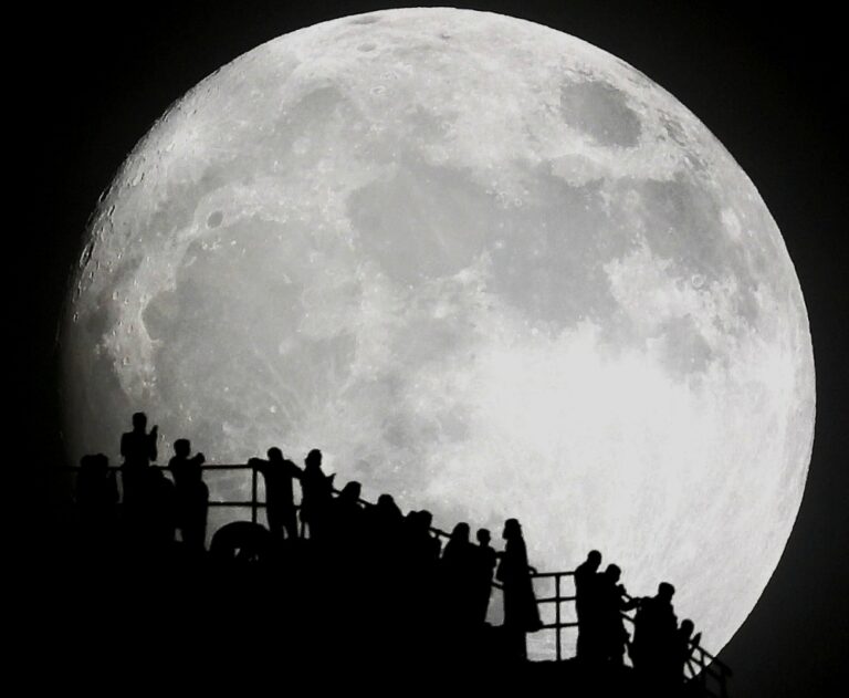 %d8%a7%d9%84%d9%82%d9%85%d8%b1 %d8%a7%d9%84%d8%b9%d9%85%d9%84%d8%a7%d9%82 %d9%8a%d9%8f%d8%b6%d9%8a%d8%a1 %d8%b3%d9%85%d8%a7%d8%a1 %d8%a7%d9%84%d9%85%d9%85%d9%84%d9%83%d8%a9 %d8%ba%d8%af%d8%a7%d9%8b