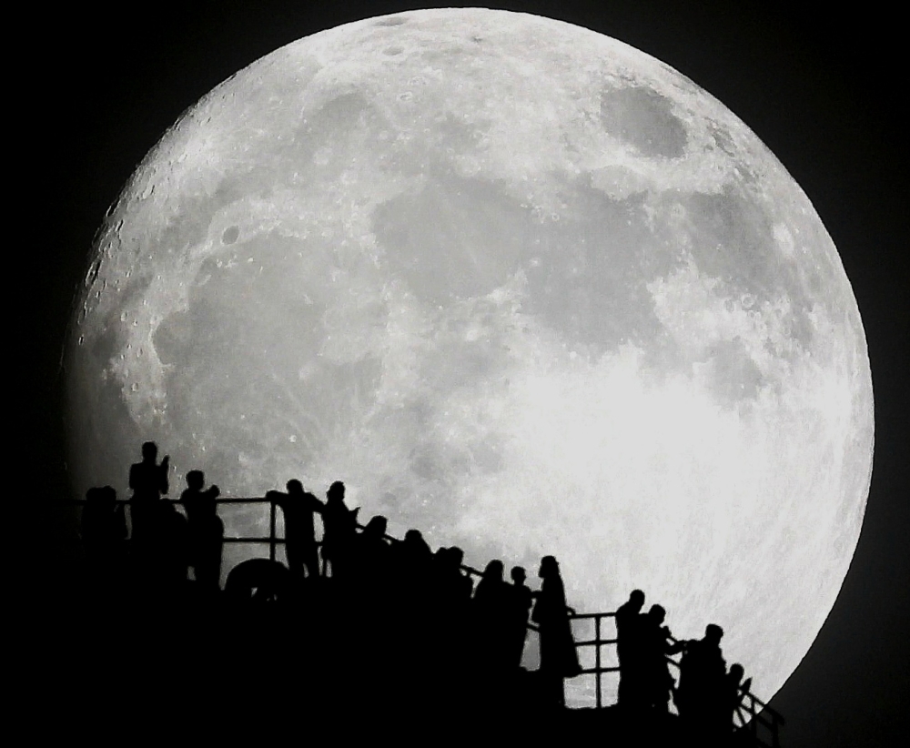 %d8%a7%d9%84%d9%82%d9%85%d8%b1 %d8%a7%d9%84%d8%b9%d9%85%d9%84%d8%a7%d9%82 %d9%8a%d9%8f%d8%b6%d9%8a%d8%a1 %d8%b3%d9%85%d8%a7%d8%a1 %d8%a7%d9%84%d9%85%d9%85%d9%84%d9%83%d8%a9 %d8%ba%d8%af%d8%a7%d9%8b