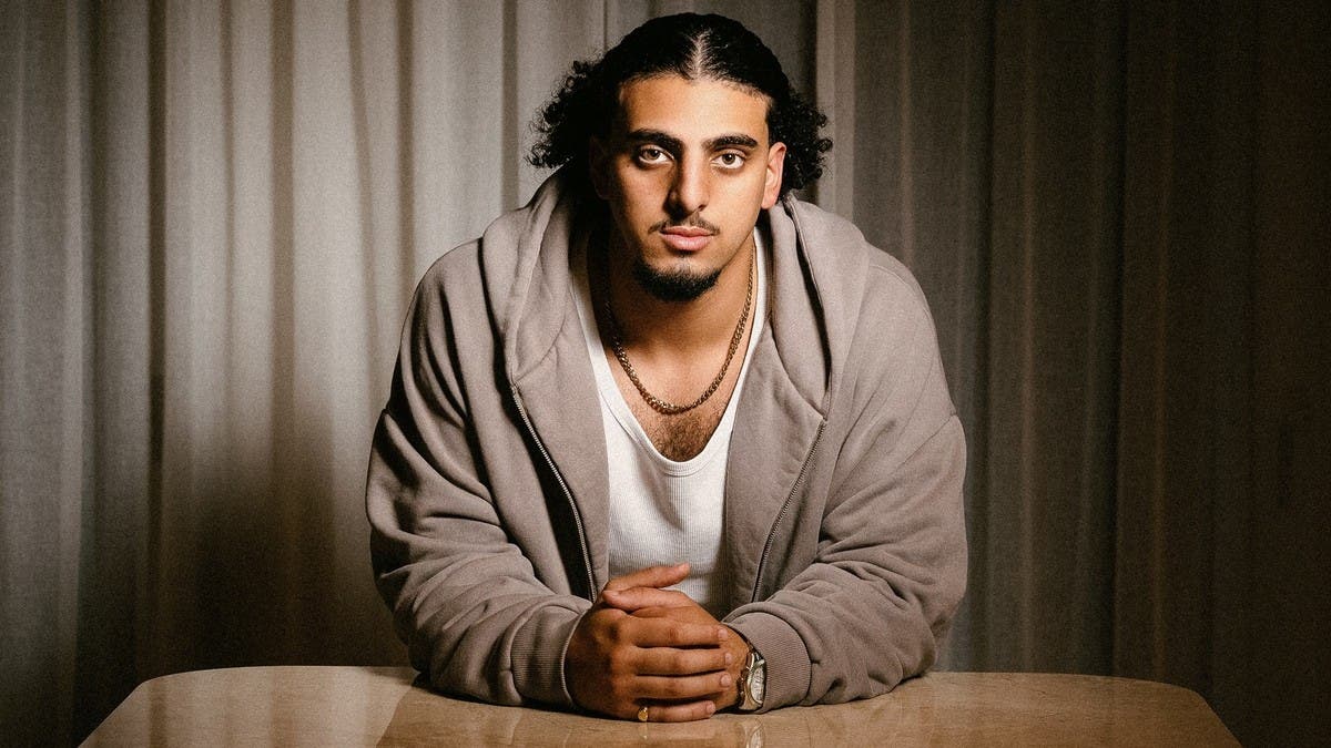 عمرو دياب وتامر حسني ألهماه.. “مصري” مغنٍّ شاب ينطلق من هولندا