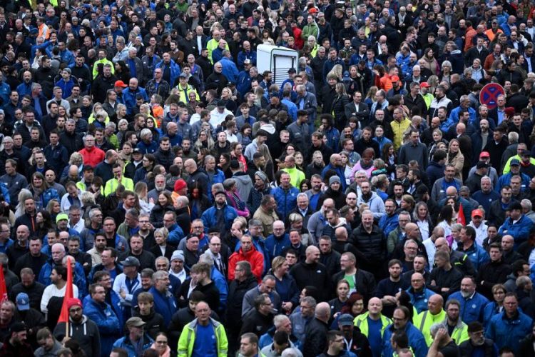 %d8%b9%d9%85%d8%a7%d9%84 %d9%81%d9%88%d9%84%d9%83%d8%b3 %d9%81%d8%a7%d8%ba%d9%86 %d9%8a%d9%87%d8%af%d8%af%d9%88%d9%86 %d8%a8%d9%85%d8%b9%d8%b1%d9%83%d8%a9 %d8%aa%d8%a7%d8%b1%d9%8a%d8%ae%d9%8a%d8%a9