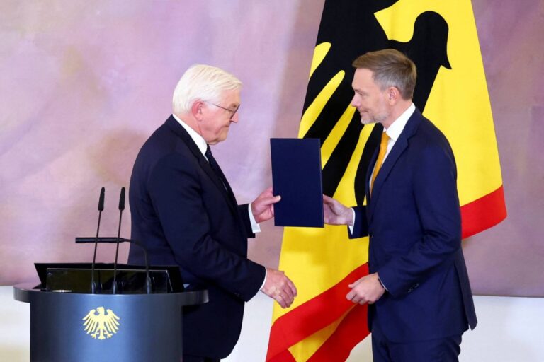 %d8%a7%d9%86%d9%87%d9%8a%d8%a7%d8%b1 %d8%a7%d9%84%d8%a7%d8%a6%d8%aa%d9%84%d8%a7%d9%81 %d8%a7%d9%84%d8%ad%d8%a7%d9%83%d9%85 %d9%81%d9%8a %d8%a3%d9%84%d9%85%d8%a7%d9%86%d9%8a%d8%a7 %d9%8a%d8%b2%d9%8a