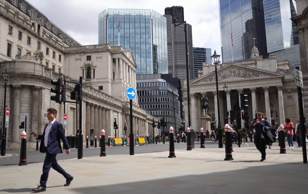 %d8%a8%d9%86%d9%83 %d8%a5%d9%86%d8%ac%d9%84%d8%aa%d8%b1%d8%a7 %d9%8a%d8%ae%d9%81%d8%b6 %d8%a3%d8%b3%d8%b9%d8%a7%d8%b1 %d8%a7%d9%84%d9%81%d8%a7%d8%a6%d8%af%d8%a9 %d9%88%d9%8a%d8%aa%d9%88%d9%82%d8%b9