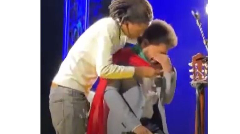 %d9%81%d9%8a%d8%af%d9%8a%d9%88 %d9%81%d9%86%d8%a7%d9%86 %d8%b3%d9%88%d8%af%d8%a7%d9%86%d9%8a %d9%8a%d8%ac%d9%87%d8%b4 %d8%a8%d8%a7%d9%84%d8%a8%d9%83%d8%a7%d8%a1 %d8%b9%d9%84%d9%89 %d8%a7%d9%84%d9%85