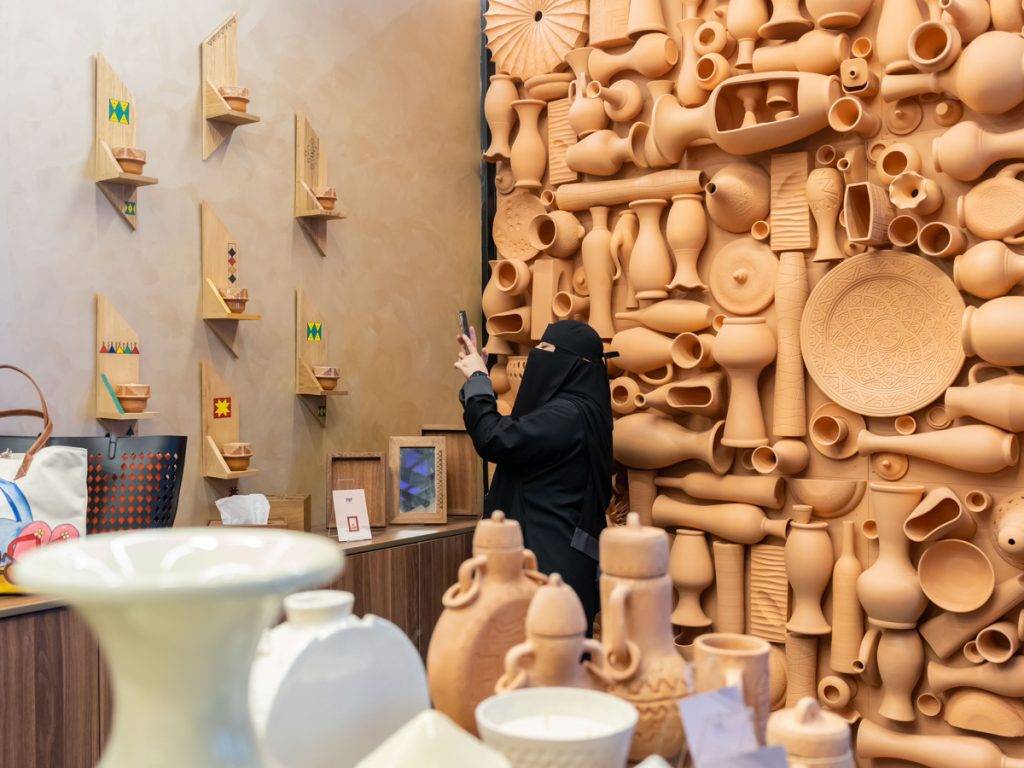 %d8%a7%d9%84%d8%ad%d8%b1%d9%81 %d8%a7%d9%84%d9%8a%d8%af%d9%88%d9%8a%d8%a9 %d8%a7%d9%84%d8%b3%d8%b9%d9%88%d8%af%d9%8a%d8%a9 2025 %d8%a5%d8%a8%d8%af%d8%a7%d8%b9 %d8%ab%d9%82%d8%a7%d9%81%d9%8a %d8%a8