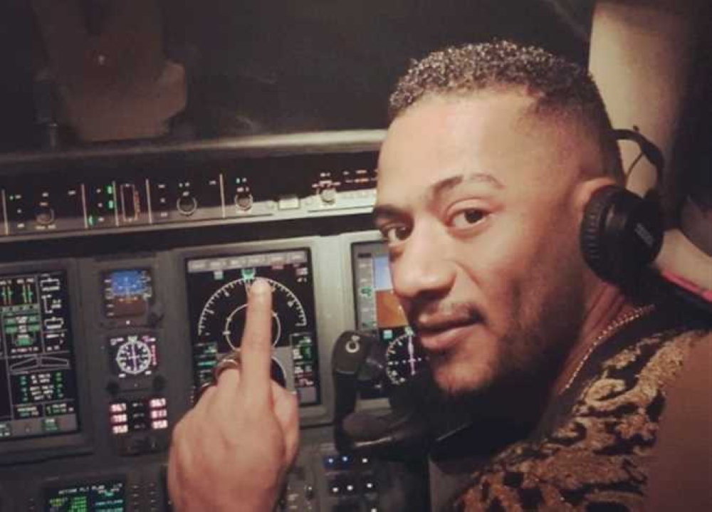 محمد رمضان يثير الجدل بفيديو مع chatgpt.. وخالد سرحان يرد بسخرية