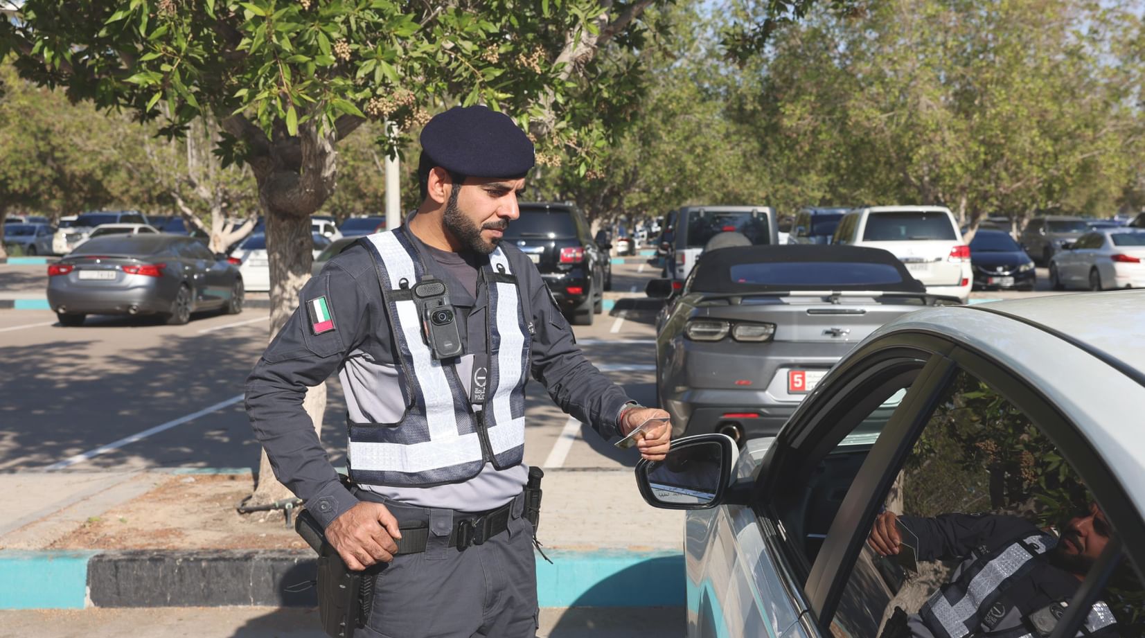 شرطة أبوظبي تنظم استخدام الكاميرات في مهام منتسبيها