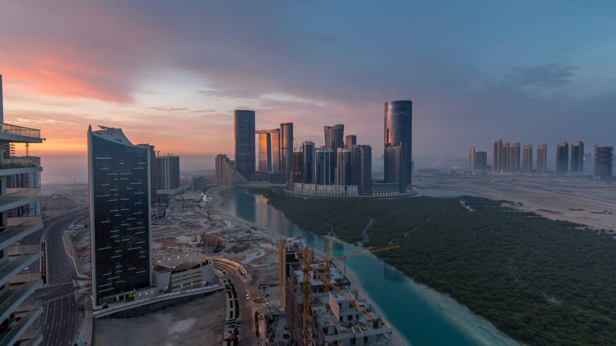 أبوظبي العالمي (ADGM) ينشر لوائح تنظيم العمل لعام 2024 .. ما أبرزها؟