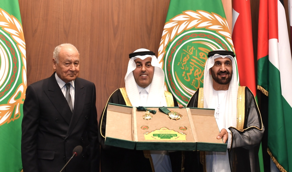 البرلمان العربي يمنح نائب رئيس مجلس الشورى وسام التميز