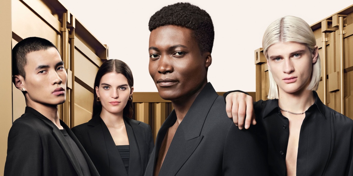 عطر “جنتلمان”: صدى إرث Givenchy الجريء الممتدّ على مَرِّ 50 عاماً