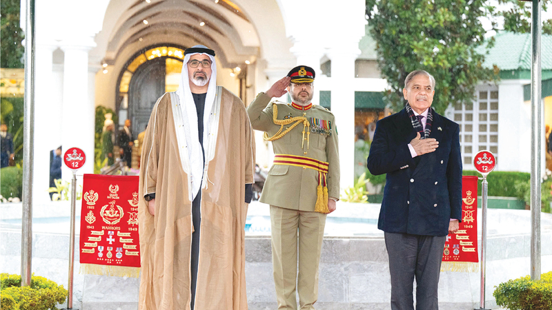 ولي عهد أبوظبي ورئيس وزراء باكستان  يبحثان سُبل تعزيز العلاقات الثنائية
