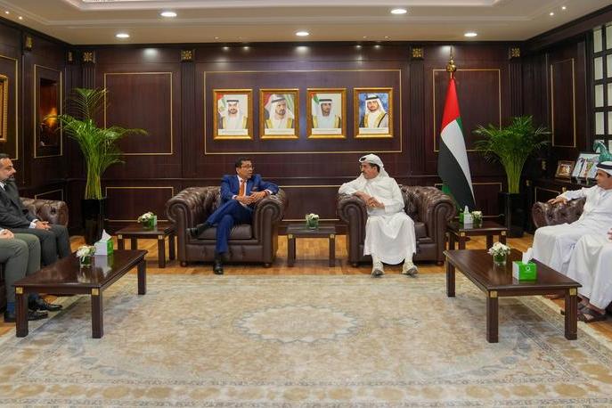معالي سعيد محمد الطاير يبحث تعزيز التعاون مع رئيس معهد أبحاث الطاقة الكهربائية الأمريكي
