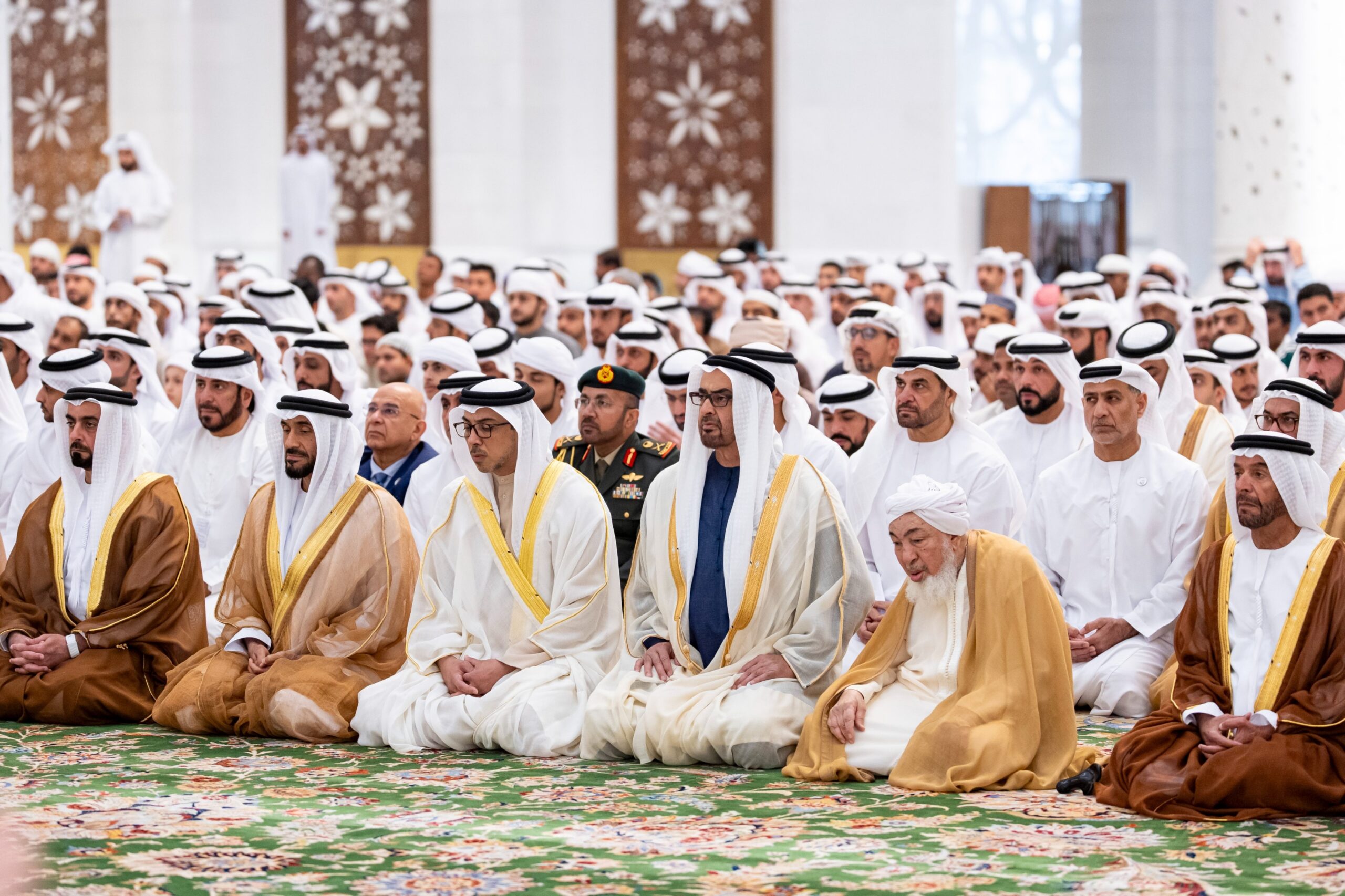 رئيس الدولة يؤدي صلاة عيد الفطر في جامع الشيخ زايد في أبوظبي