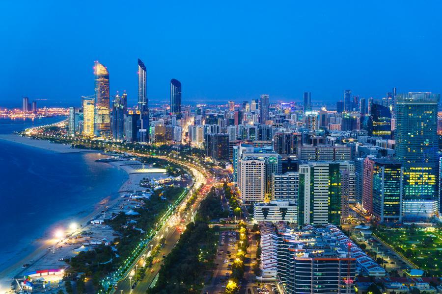 دائرة تنمية المجتمع – أبوظبي تزوِّد منازل المستفيدين من برنامج الدعم الاجتماعي بحلول طاقة ومياه مستدامة