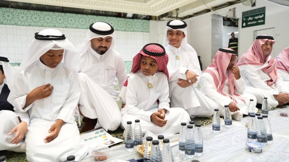 السديس يدشن مبادرة “إنسانيون” ويشارك الأيتام الإفطار في الحرم المكي