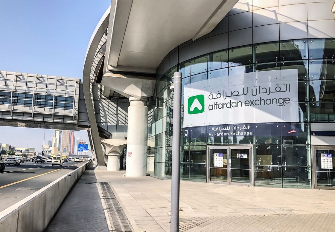 طرق دبي تمنح “الفردان للصرافة” حق تسمية محطة مترو الخيل