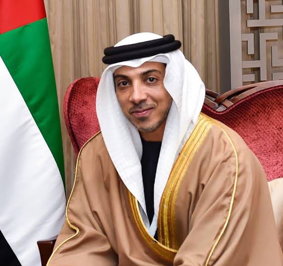 نيابة عن رئيس الدولة.. منصور بن زايد يصل القاهرة للمشاركة في القمة العربية غير العادية