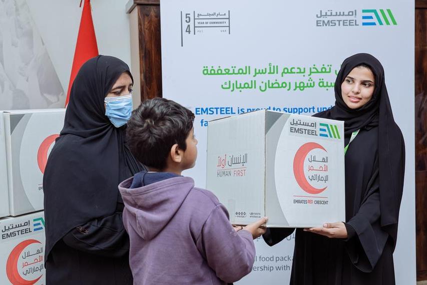 شركة إمستيل والهلال الأحمر الإماراتي يقومان بتوفير المواد الغذائية الأساسية لـ 300 أسرة محتاجة