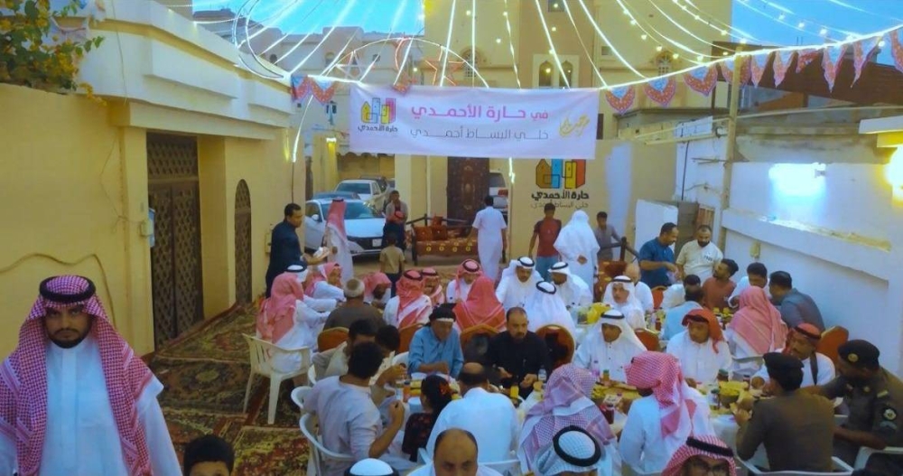 «حارة الأحمدي» تقيم أطول مائدة رمضانية في جازان.. من صنيع الأمهات