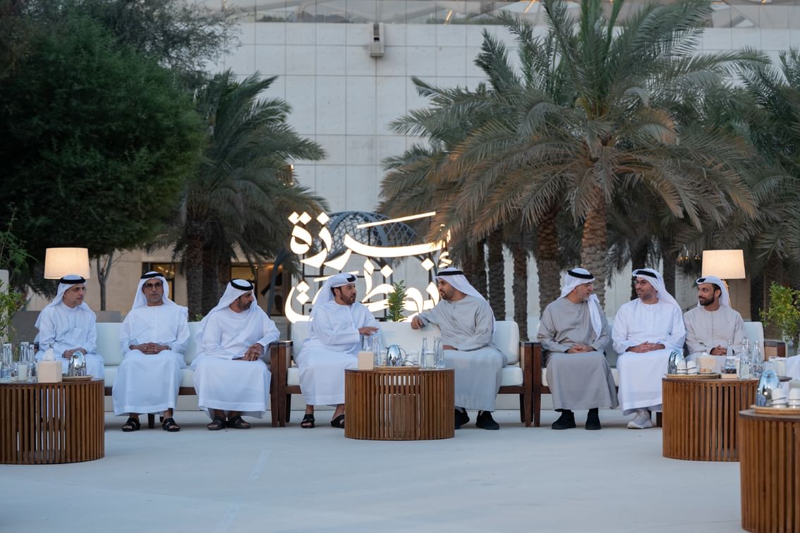 ذياب بن محمد بن زايد يشارك موظفي جهات حكومية الإفطار الرمضاني في “برزة أبوظبي”