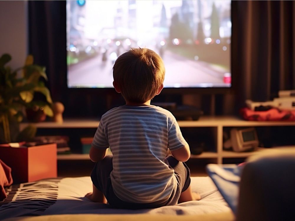 مشاهد مرعبة تتسلل إلى عقول الأطفال عبر يوتيوب.. واضطرابات نفسية تهدد براءتهم