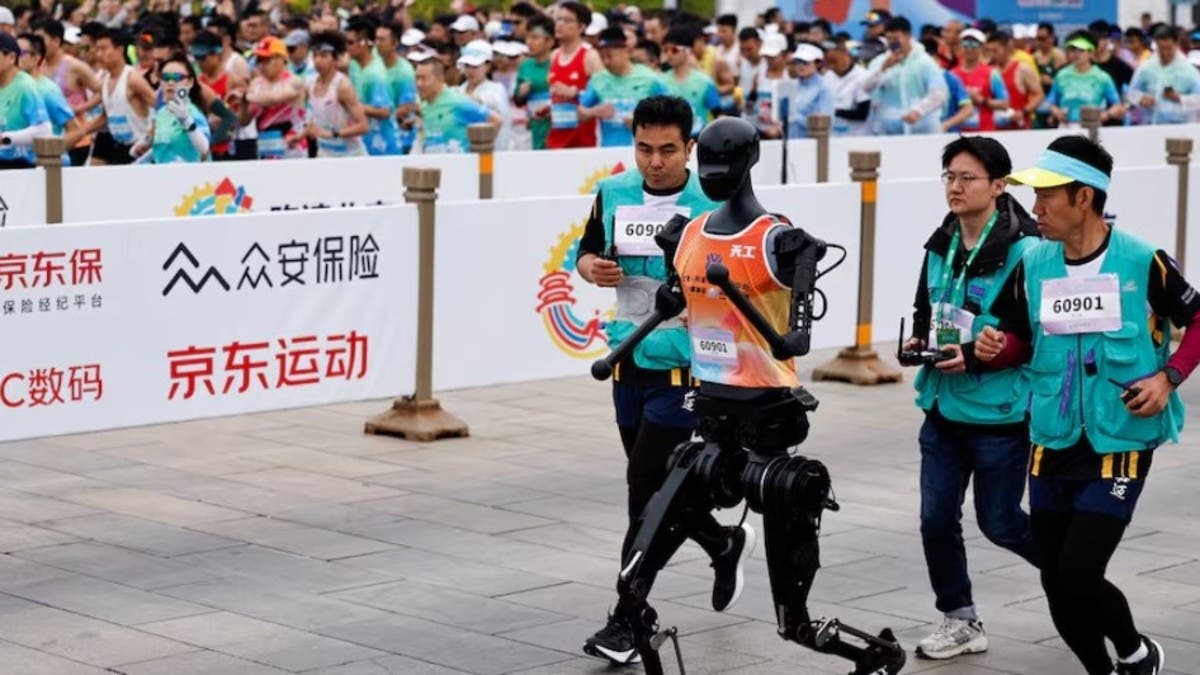 روبوتات تخرج إلى الشوارع لمنافسة البشر في نصف ماراثون بكين