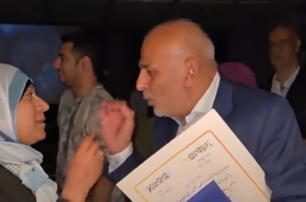 “أبوس إيدك سيبيني”.. جمال سليمان يحرج إحدى معجباته بسبب صورة