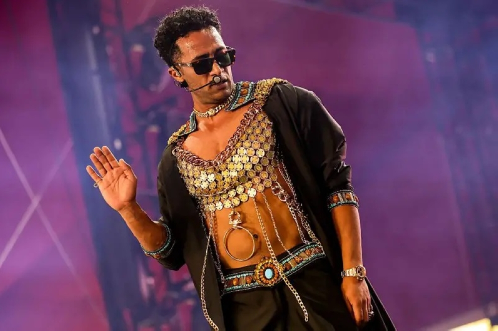 محمد رمضان يرد على أزمة “كوتشيلا”: إطلالتي ليست “نسائية”