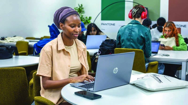 حظر صداقة الطالب والمعلم على «التواصل»