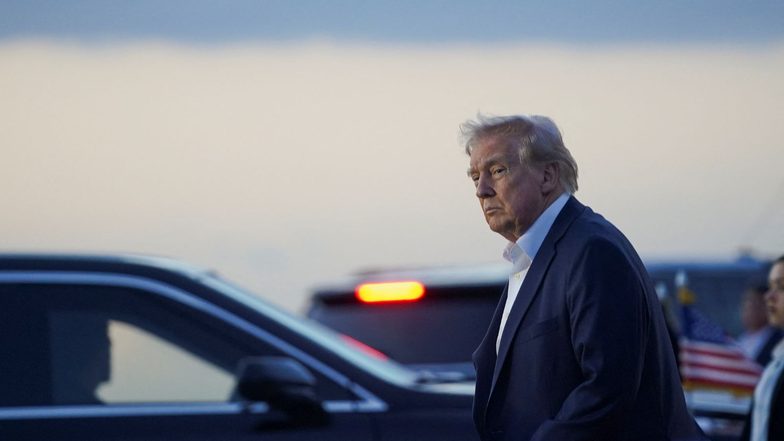 ترمب يلمّح إلى استثناء بعض الدول من الرسوم الجمركية الأساسية