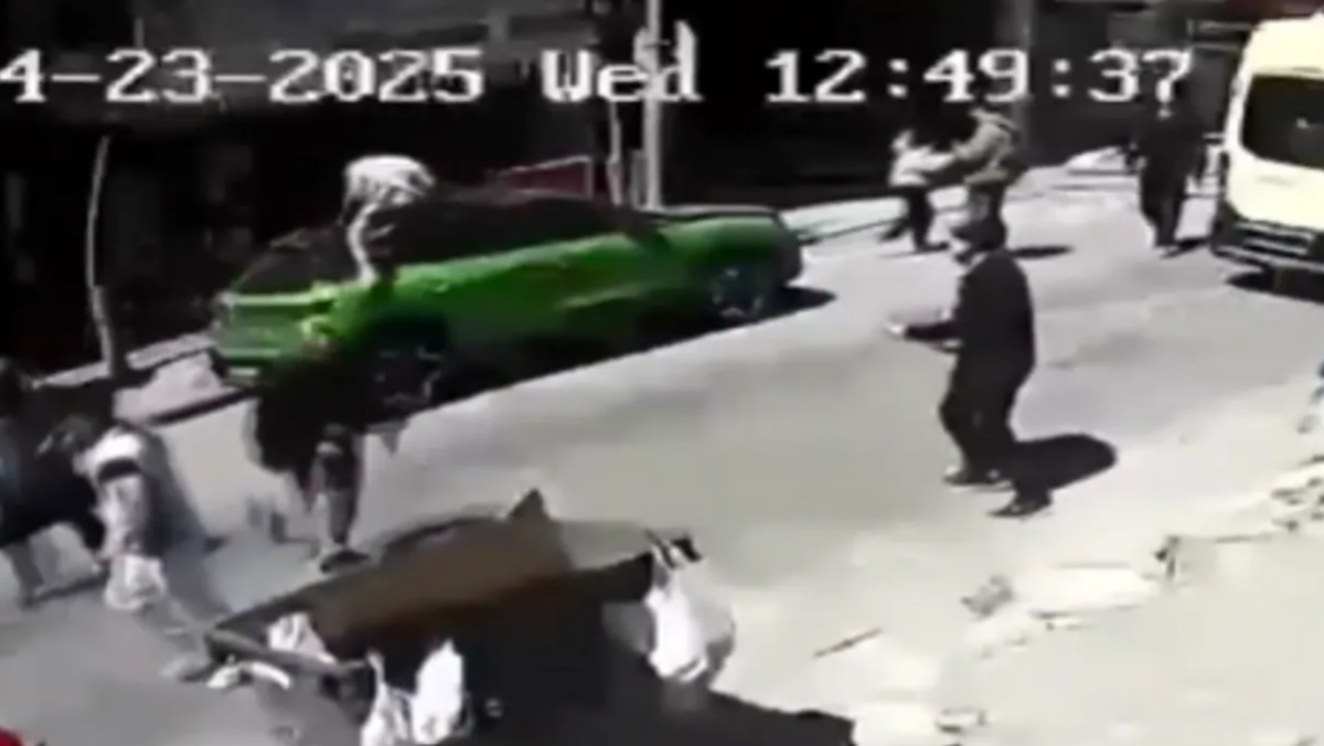 فيديو.. رجل يقفز من شرفة منزله لحظة “زلزال إسطنبول”