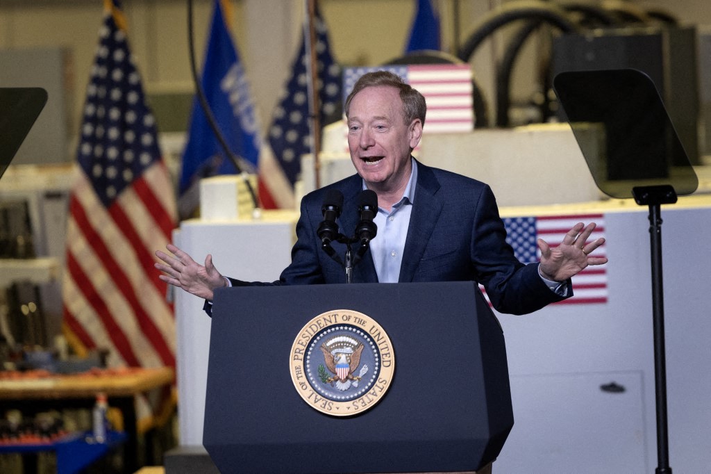 وسط التوترات التجارية بين أميركا والاتحاد الأوروبي.. رئيس مايكروسوفت يؤكد التزام الشركة بالقوانين الأوروبية