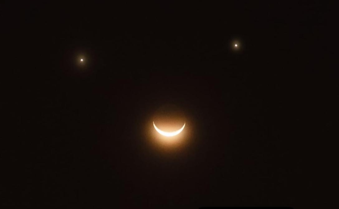 كوكبان يتوسطهما القمر في سماء الإمارات الجمعة المقبلة