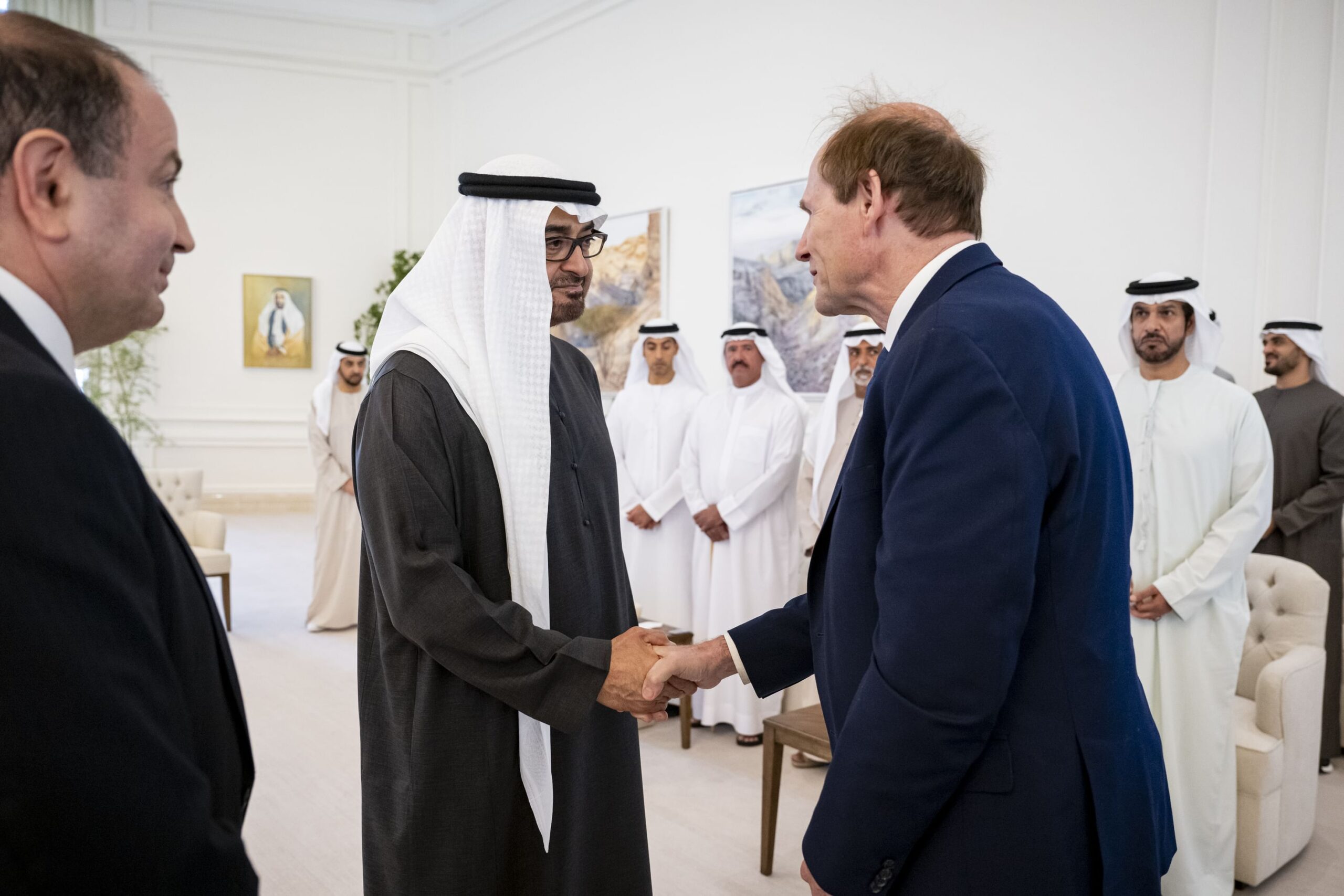 محمد بن زايد: الإمارات تولي أهمية كبيرة لتعزيز السلوكيات الإيجابية في المجتمع