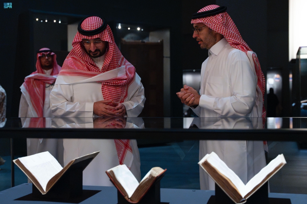 وزير الحرس الوطني يطلع على القطع الأثرية في بينالي الفنون الإسلامية