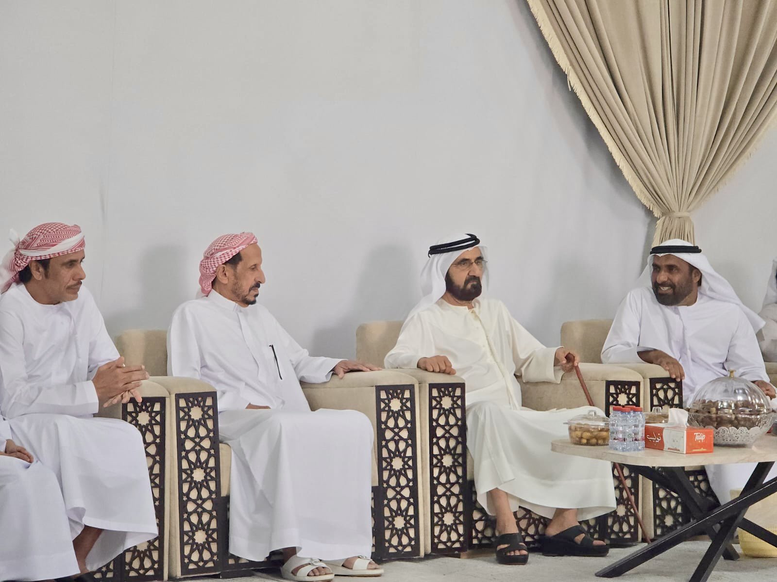 محمد بن راشد يقدّم واجب العزاء في وفاة مبارك سعيد مبارك