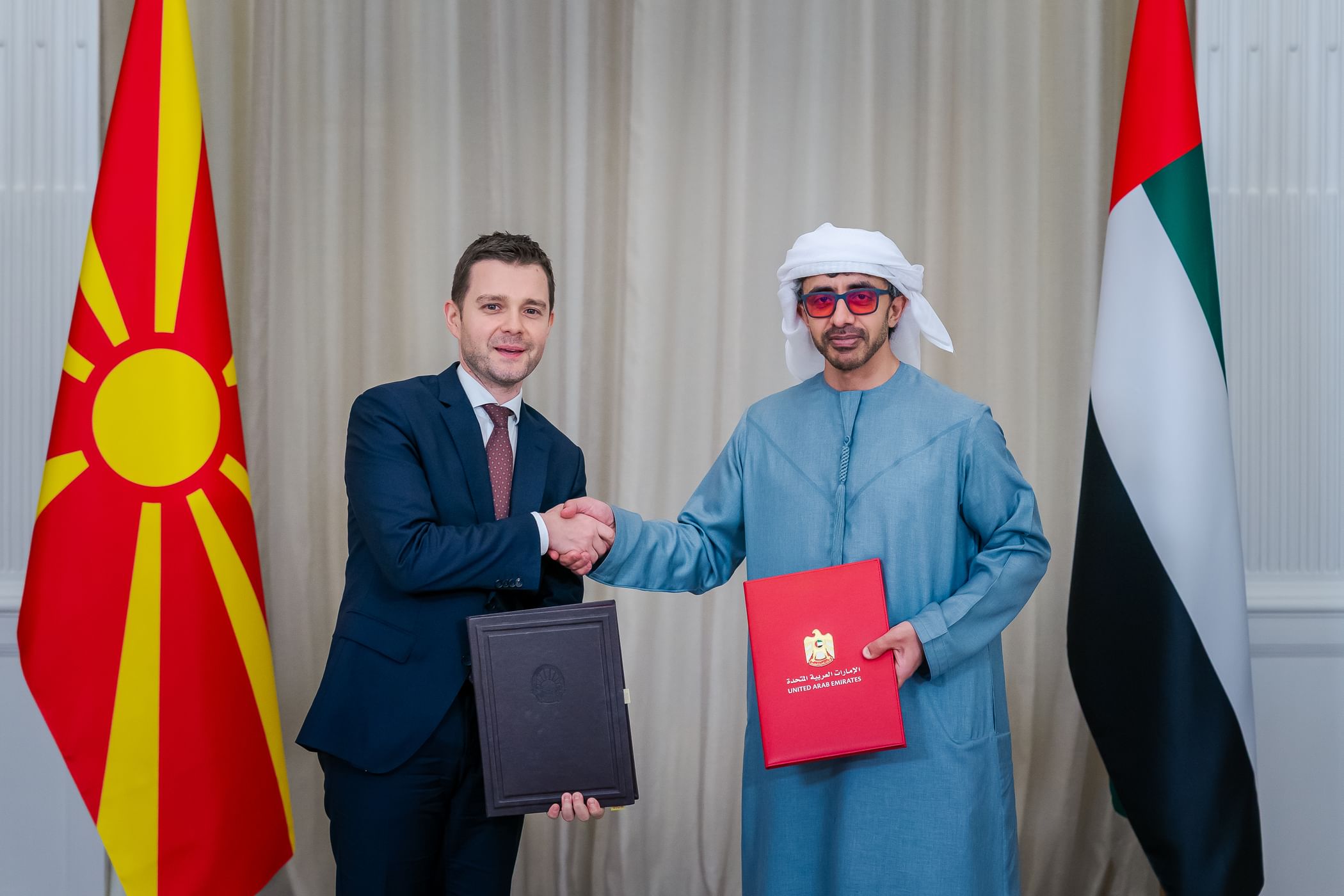 عبدالله بن زايد يستقبل وزير خارجية مقدونيا الشمالية ويوقعان مذكرتي تفاهم بين البلدين