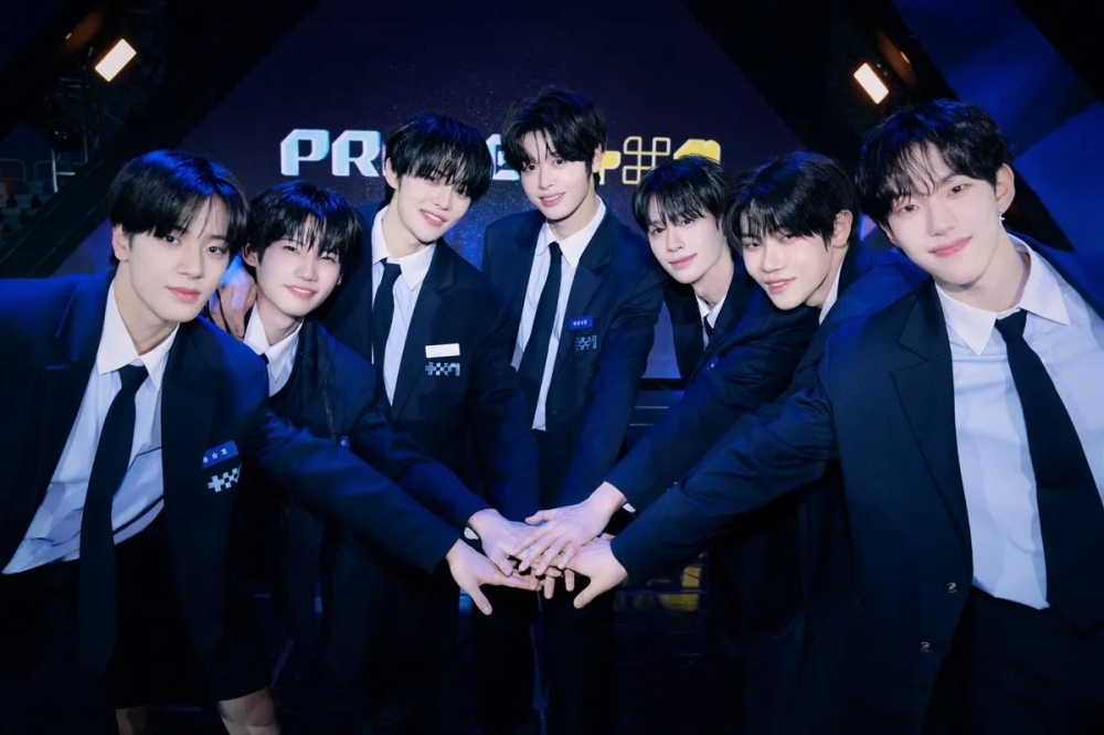 الأسرع فوزا.. فرقة CLOSE YOUR EYES  تصنع التاريخ في “Music Bank”