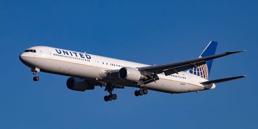 هبوط طائرة اضطرارياً بعد اشتعال النيران في محركها