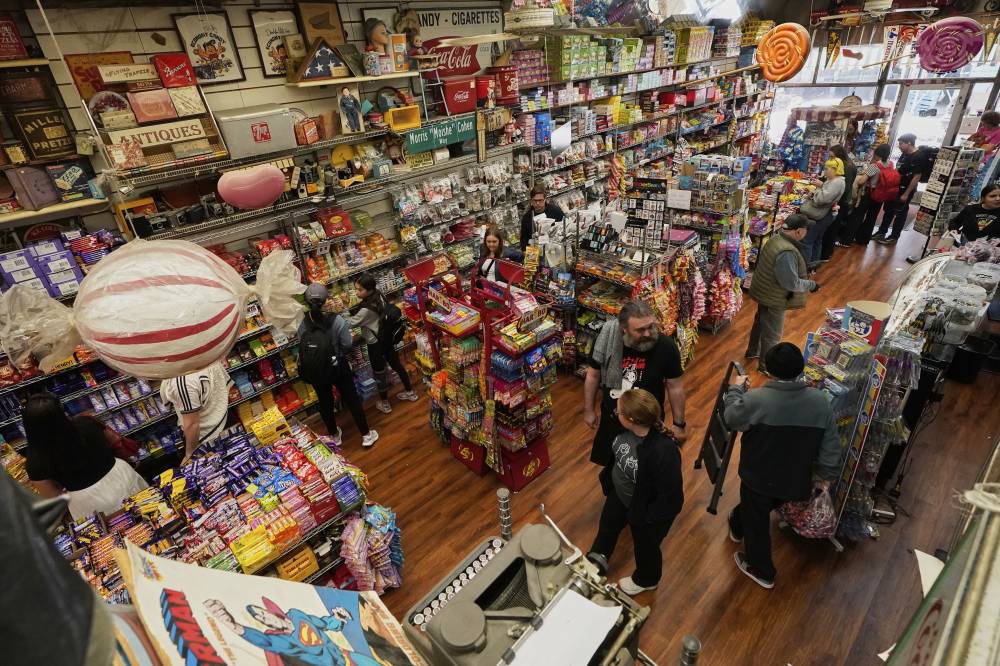 رغم التظاهرات.. ترامب يُراهن بقوة على الرسوم الجمركية