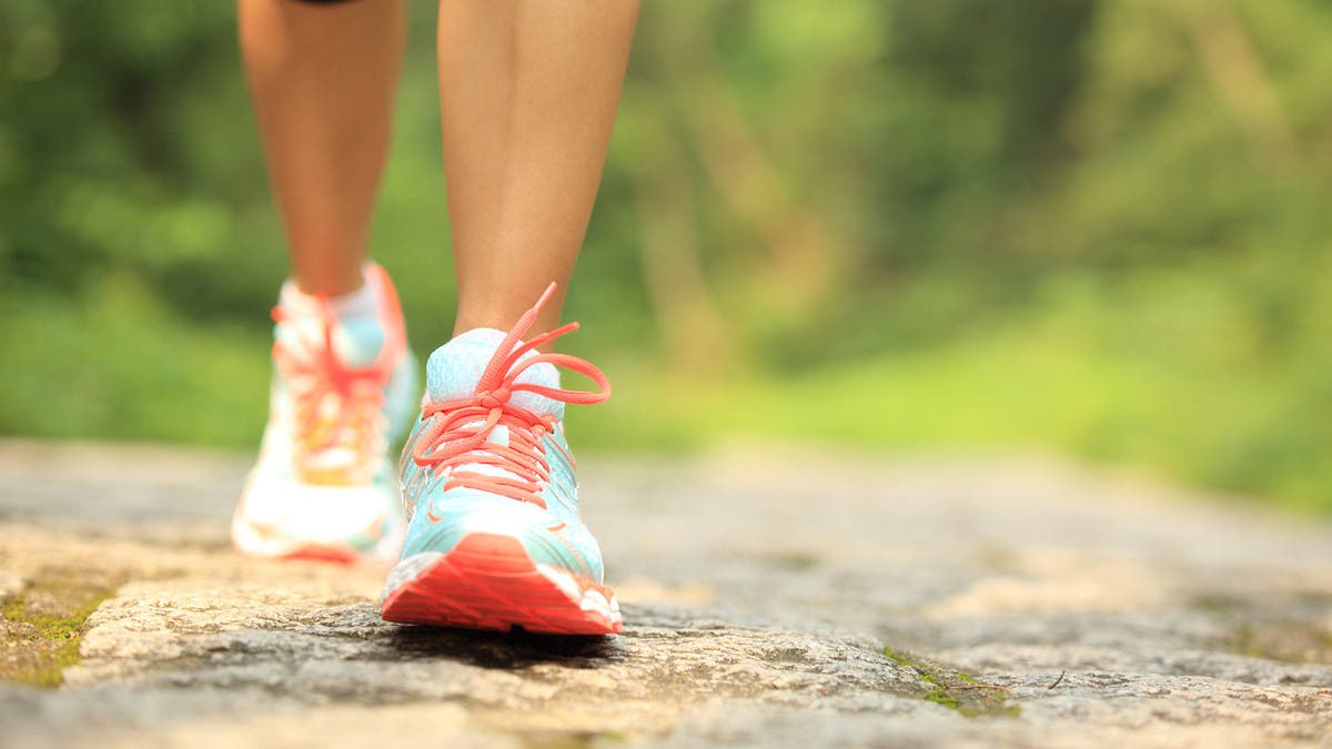 أيهما يساعد على إنقاص الوزن.. المشي قبل الأكل أم بعده؟