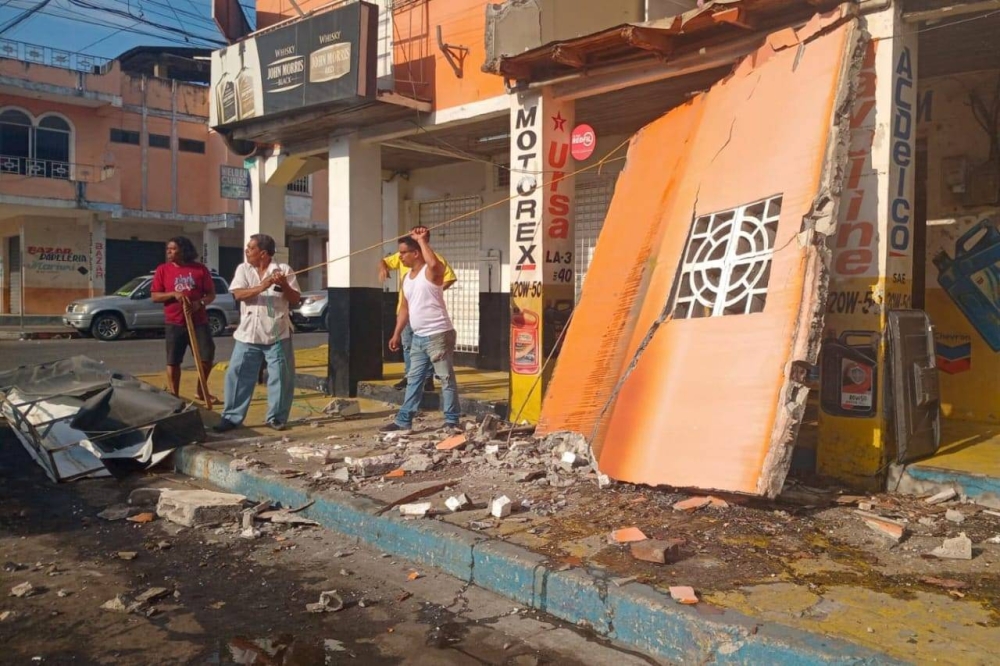 ظلام دامس في الأكوادور.. زلزال يُصيب العشرات ويُدمّر مئات المنازل