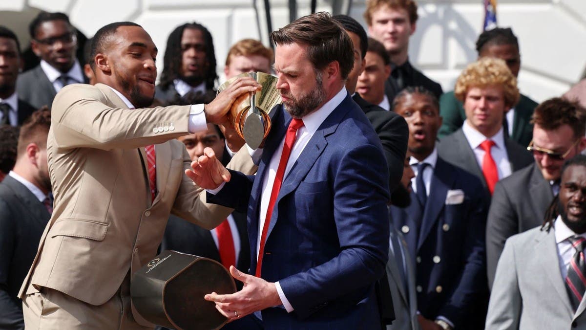 فيديو لفانس “يكسر” جائزة قبل تسلمها.. ويسخر من نفسه