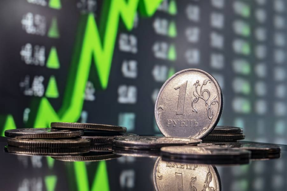 قفزة جديدة للروبل الروسي تدفعه للارتفاع 40% منذ بداية 2025