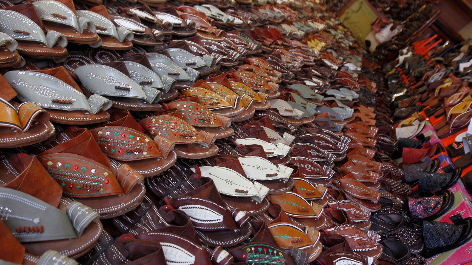 الحذاء الشرقي .. موروث شعبي يعود للواجهة في العيد بارتفاع 50 % وسط