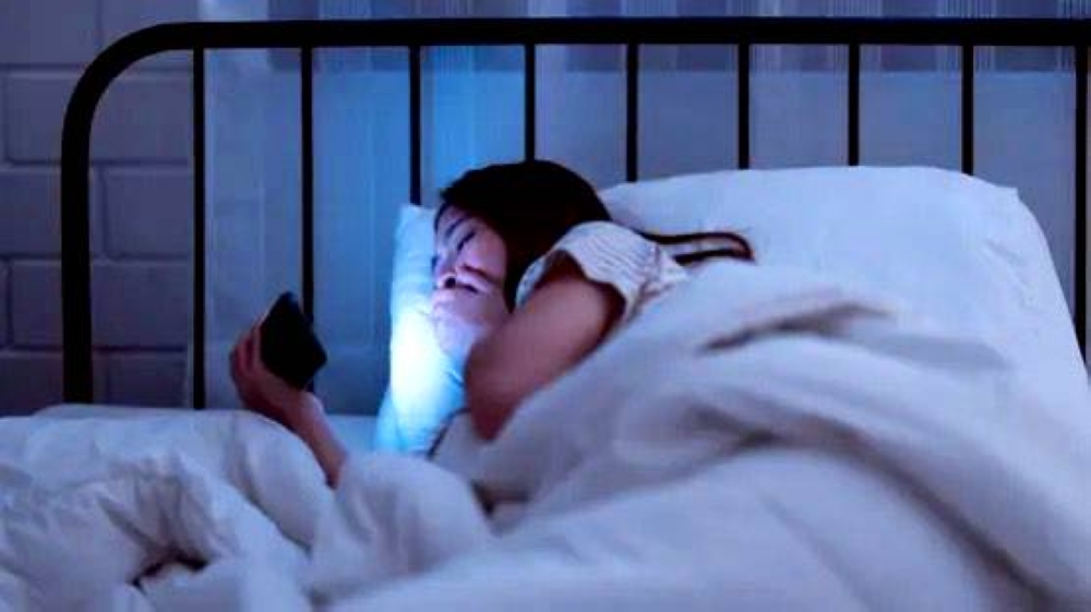 الهاتف في السرير.. عدو النوم الأول