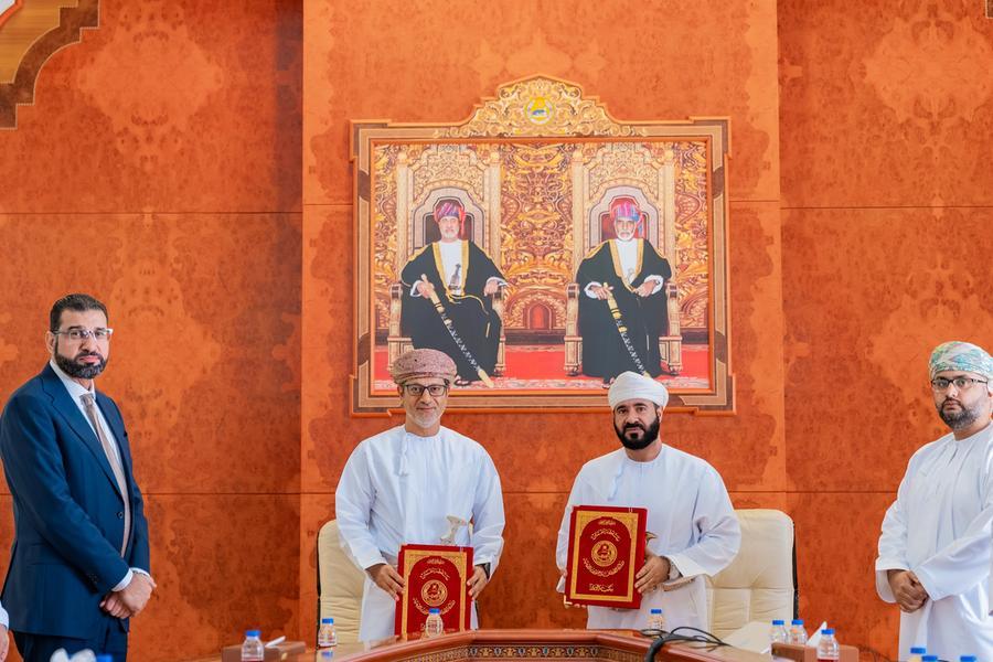 بنك نزوى يوقع مذكرة تفاهم مع وزارة الأوقاف والشؤون الدينية لتعزيز إدارة الأوقاف وأطر المالية الإسلامية