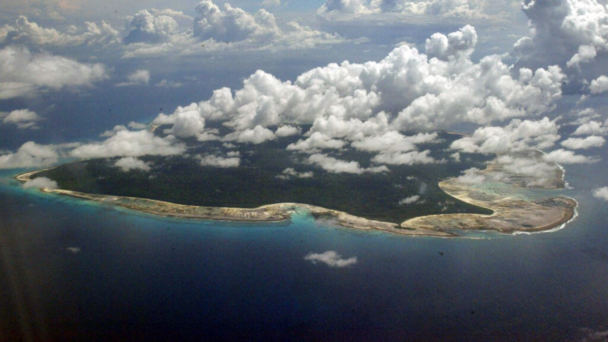 زار جزيرة محظورة للقاء قبيلة منعزلة.. مغامرة يوتيوبر تقوده للسجن