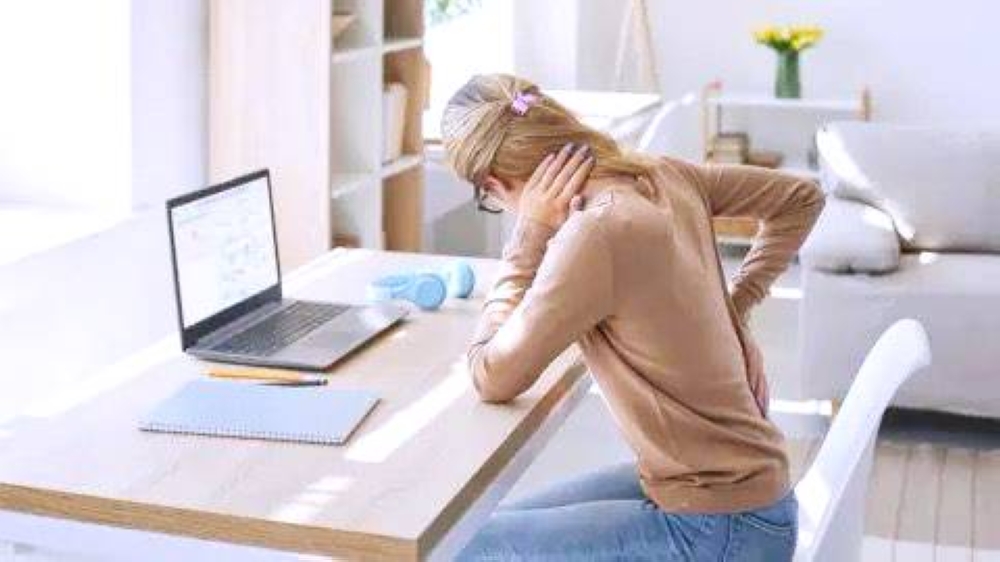 الجلوس فتراتٍ طويلة أشد ضرراً من التدخين