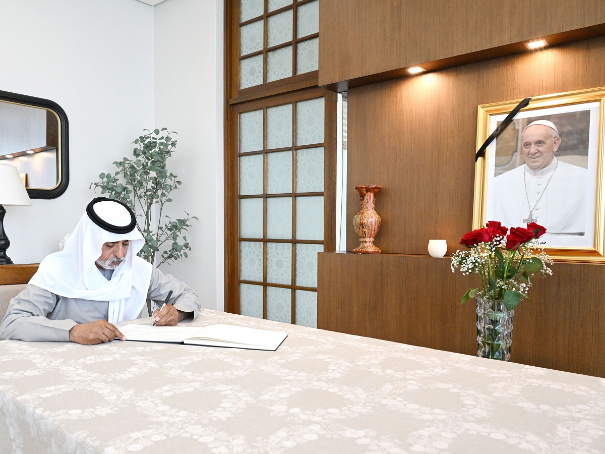 نهيان بن مبارك يقدم واجب العزاء في وفاة البابا فرنسيس